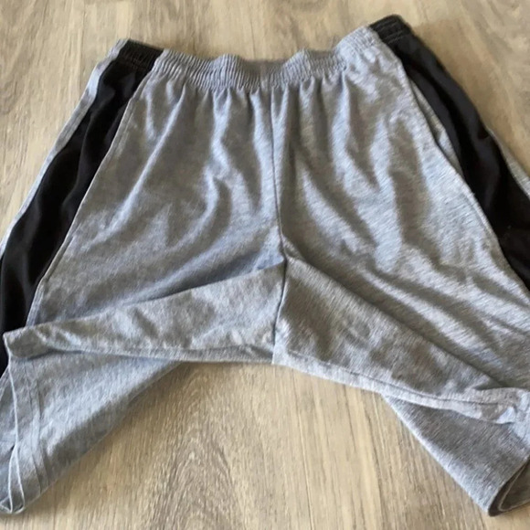 Under  Armour gray athletic shorts size small - Picture 4 of 9
